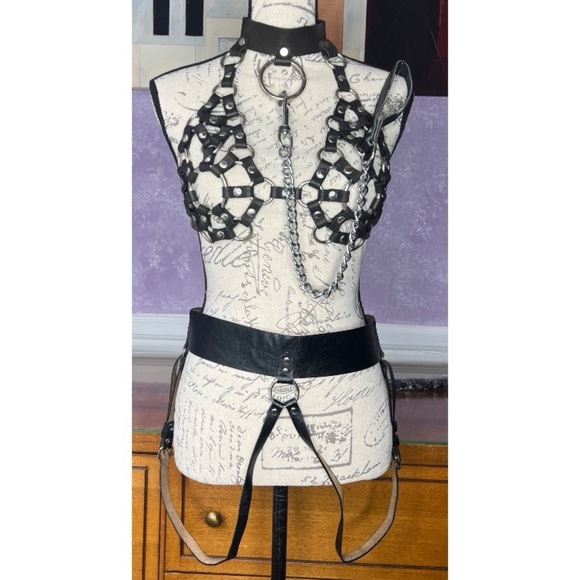 4 piece Black Leather & Metal, Bra Top, Garter, Whip and Chain, Silver Accents - Picture 8 of 17